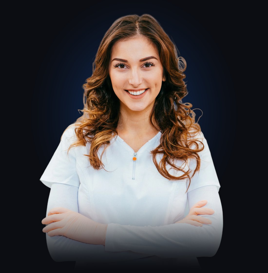 Profissional da saúde sorrindo, de braços cruzados